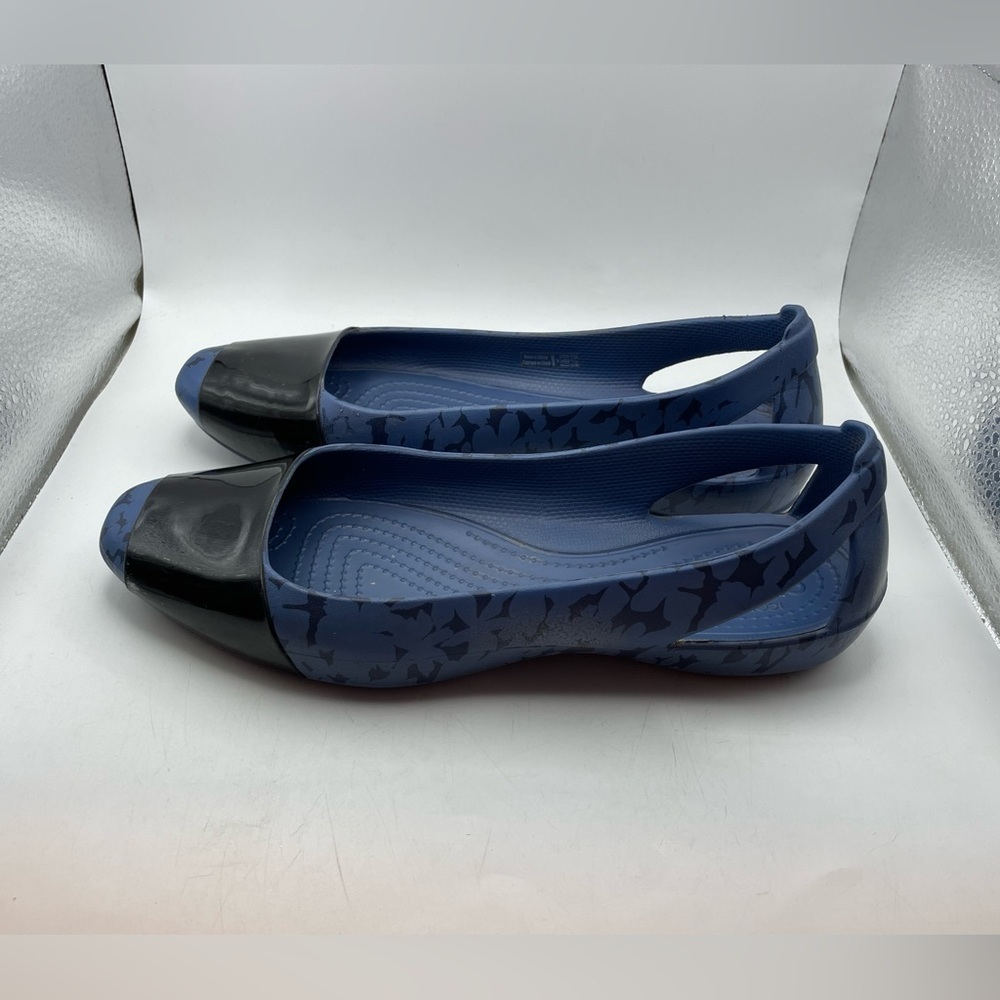 Crocs women’s blue black closed toe flats size 7